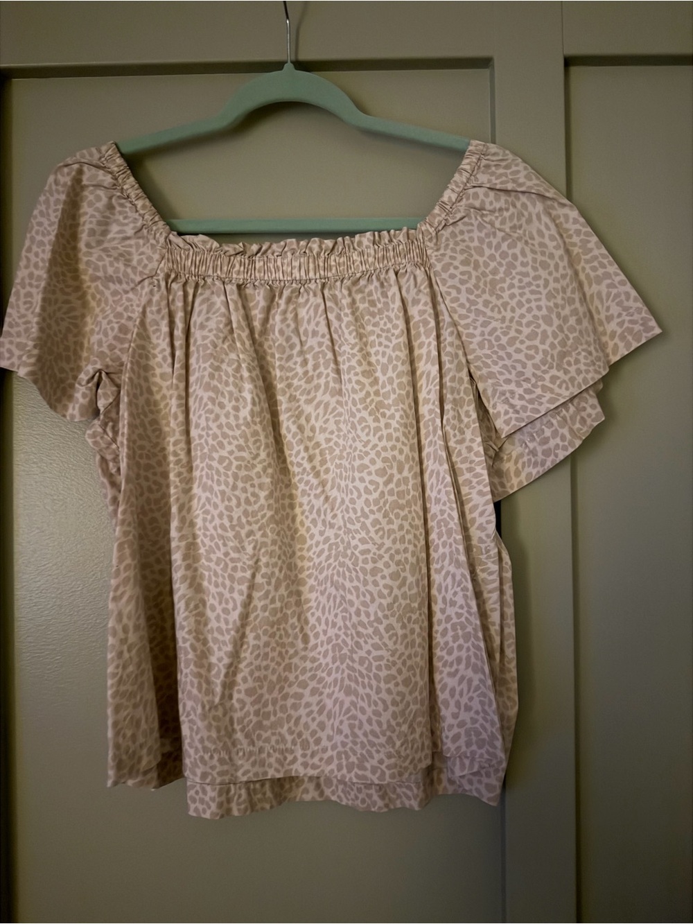 Gap Flutter Sleeve Top in Light Taupe